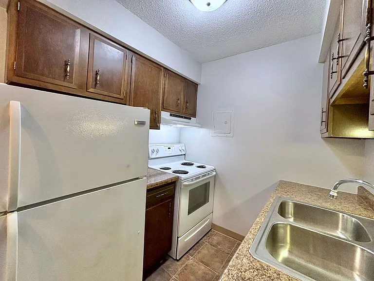 Breckenridge Davenport Apartments — Photo 42