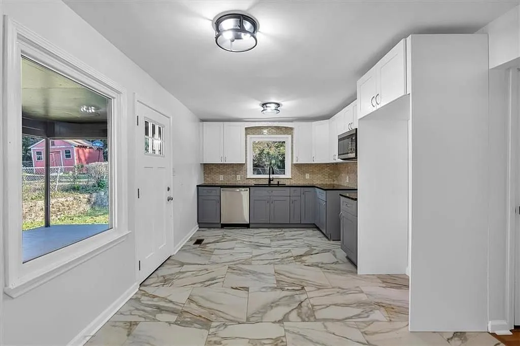 4 bed, 3.0 bath, 1627 sqft, $3,400 — Photo 2