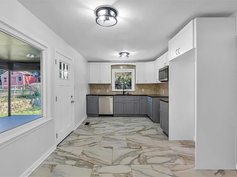 2142 Cloverdale Dr — Photo 2