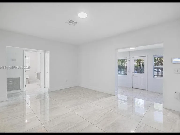 529 NW 42nd St — Photo 4