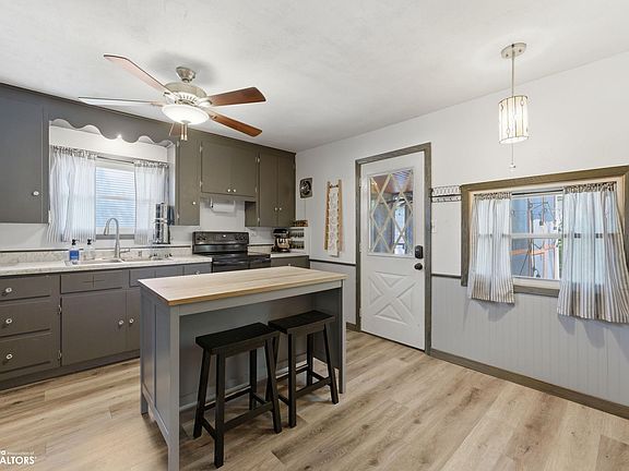 5th image of 608 S B Ave