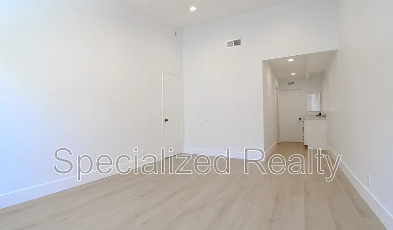 9603 Van Nuys Blvd #B — Photo 2