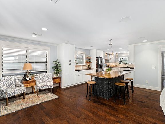 3rd image of 2710 Colonial Dr