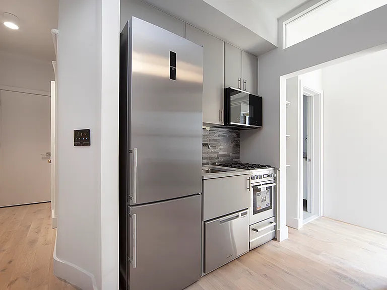 130 E 37th St #4S — Photo 2