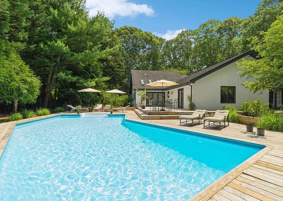 8 Bay Woods Dr