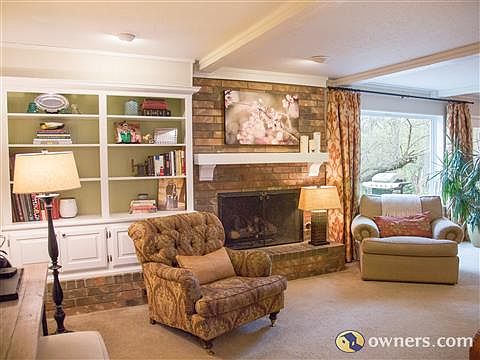 Family Room w/gas logs and built-ins