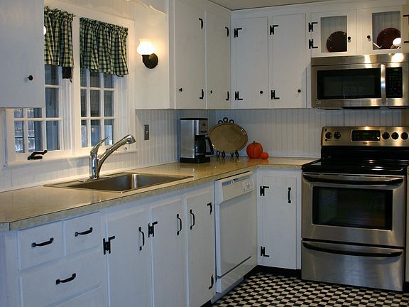 3rd image of 182 Diane Ave
