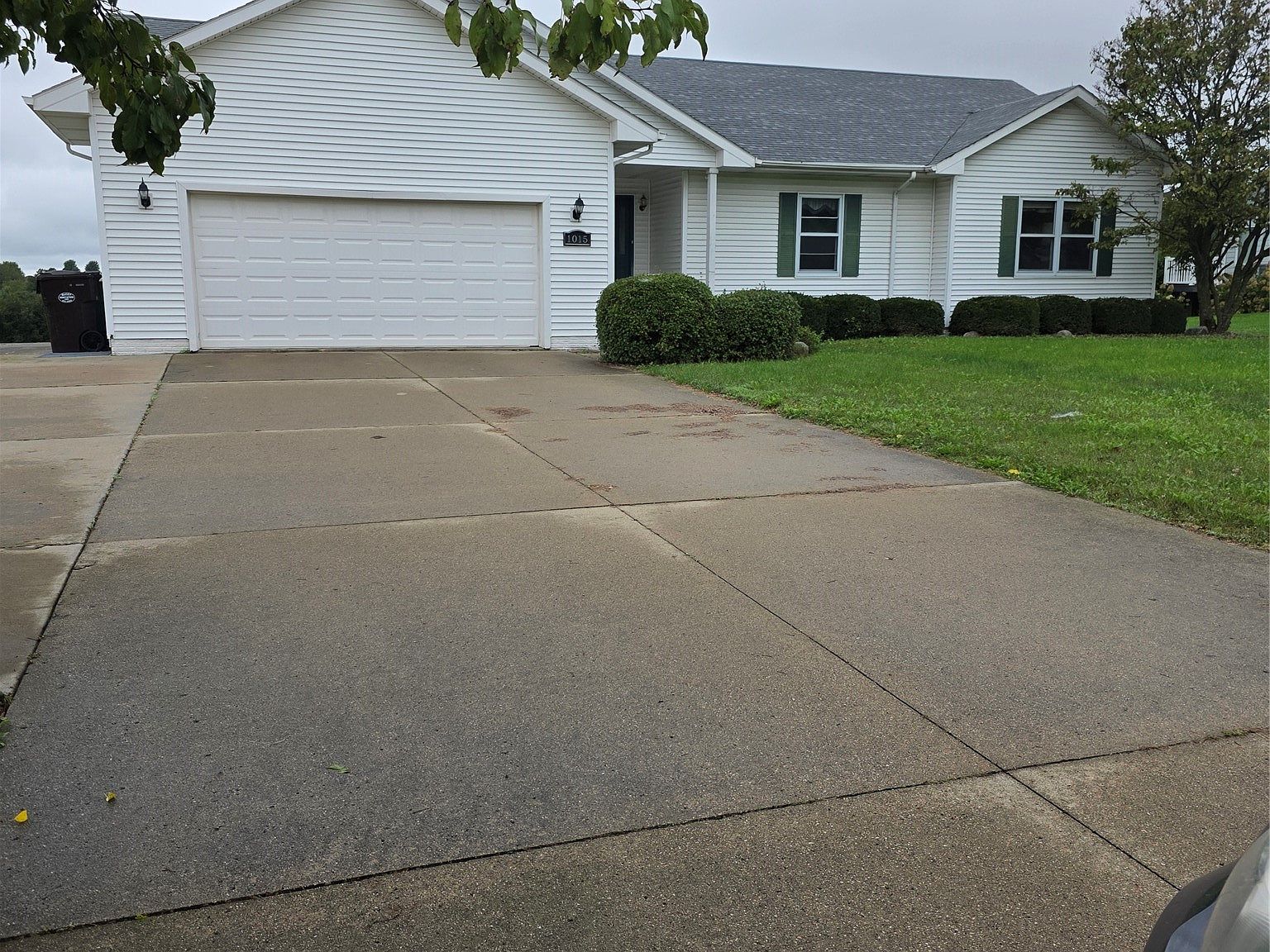 1015 S R St — Deer Run Golf Club
