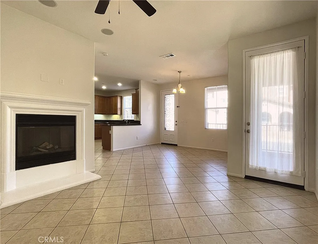 3 bed, 2.5 bath, 1670 sqft, $3,100 — Photo 4