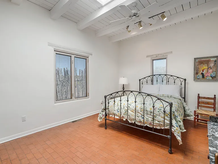 Bedroom 2 / Queen Bed