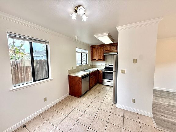 4th image of 809 Willow St