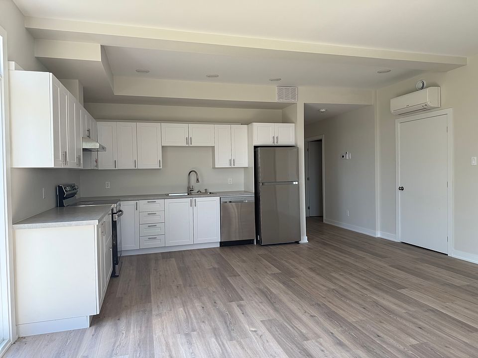 1st image of 36 Main St W #102