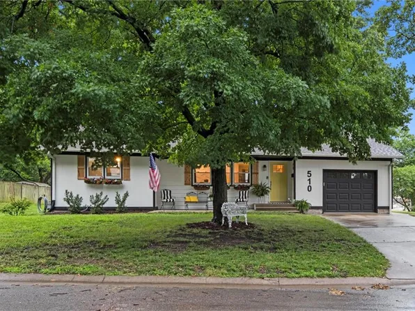 510 N Walnut St, Paola, KS 66071