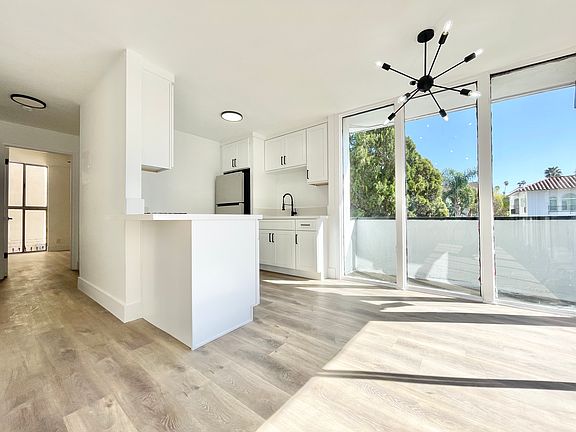 5th image of 239 S Harvard Blvd #5