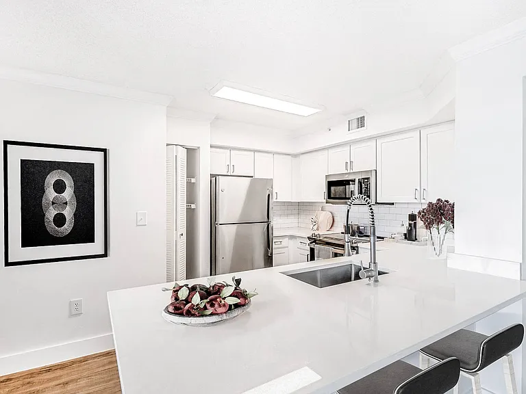 Gables Grand Plaza Apartments — Photo 32