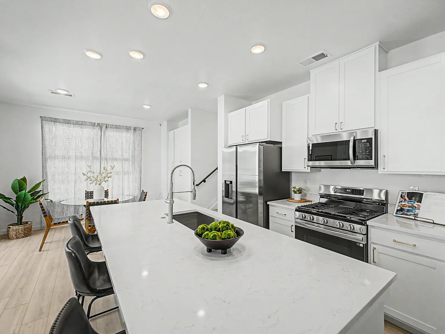 2 bed, 1293 sqft, $3,200 — Photo 3