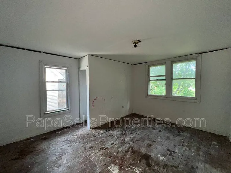 327 E Stuart Ave — Photo 8