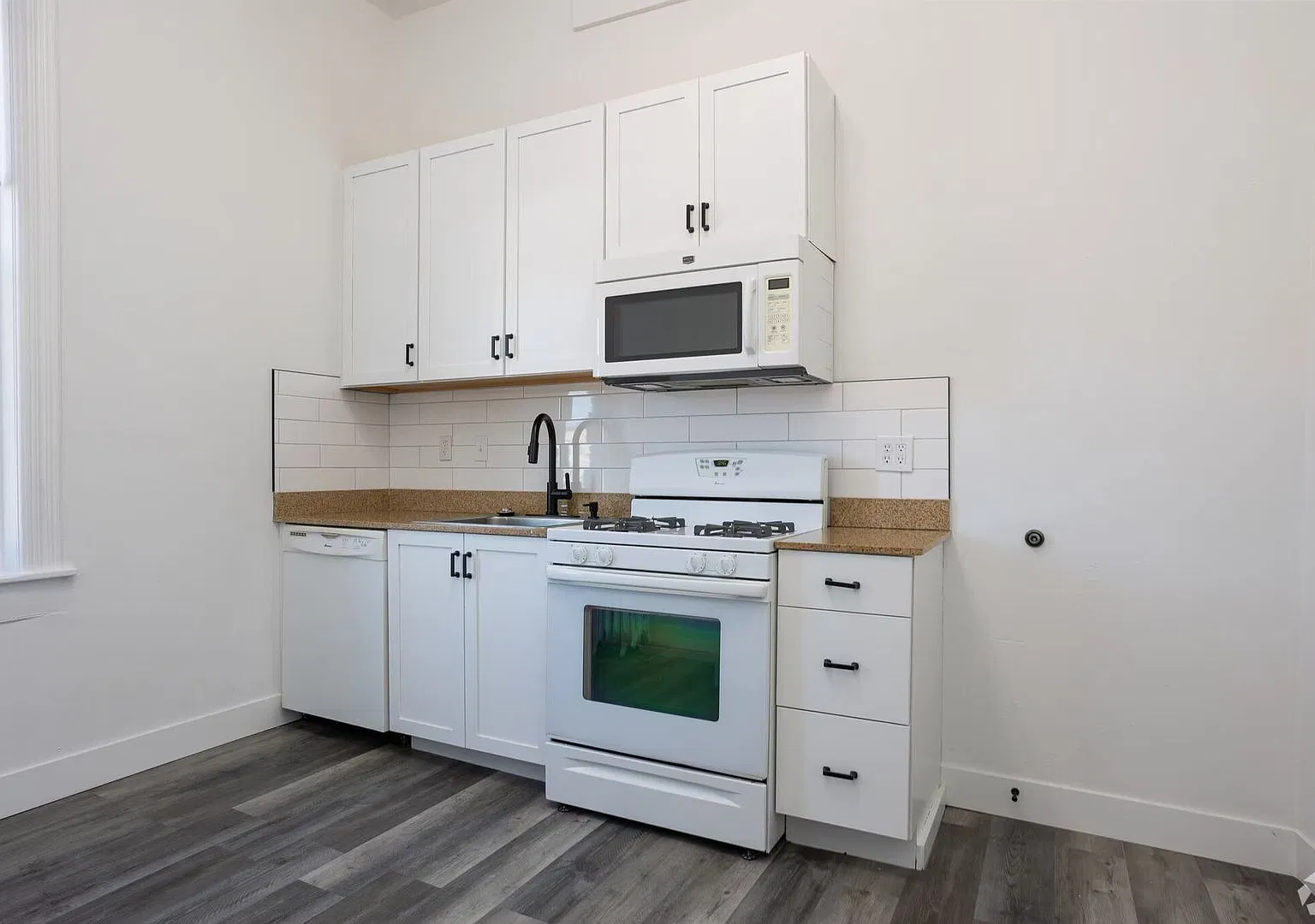 2031 Curtis St — Photo 2