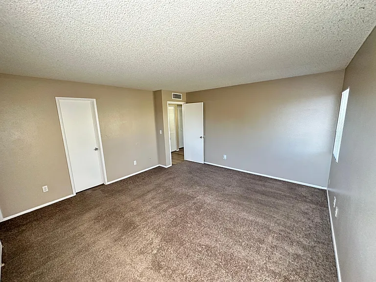 5830 N 48th Dr — Photo 15
