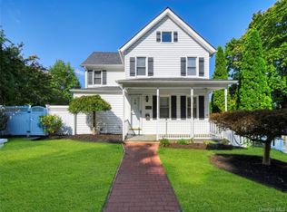 58 School St, Oyster Bay, NY 11771