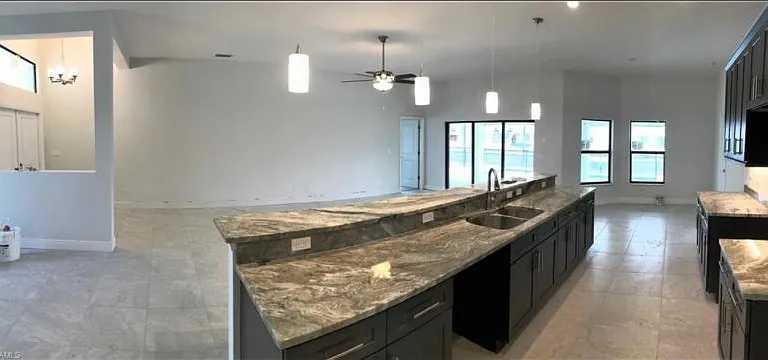 815 SW 11th Ct — Photo 3