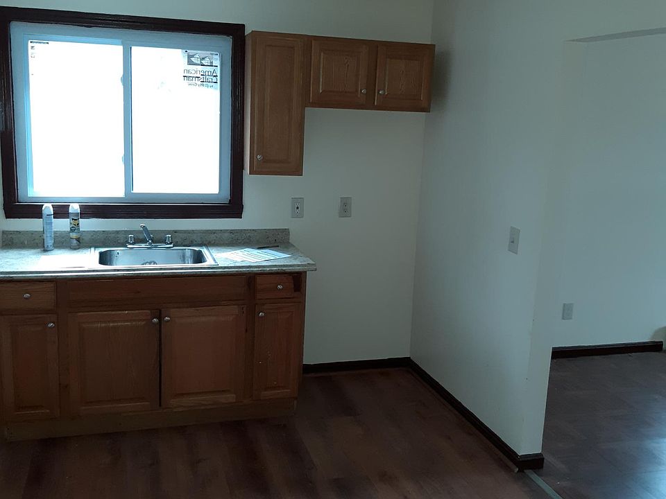 1st image of 471 Essex St #3