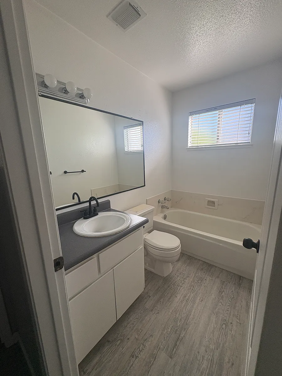 Building Photo - Casita Dr