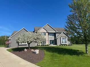 1025 Woods Dr, Hartland, WI 53029