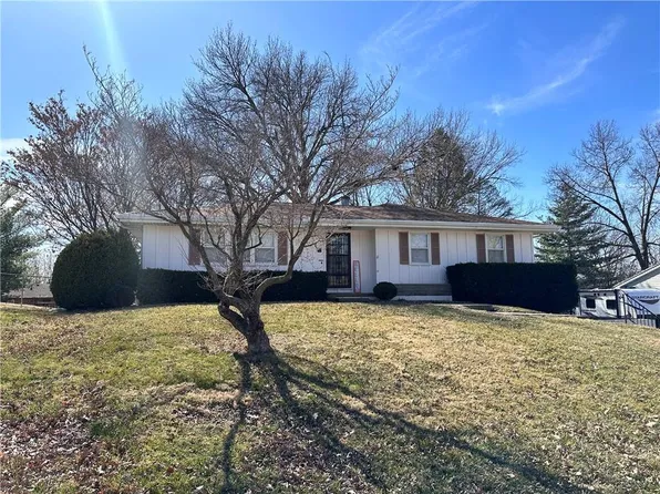 16 N Carriage Dr, Saint Joseph, MO 64506