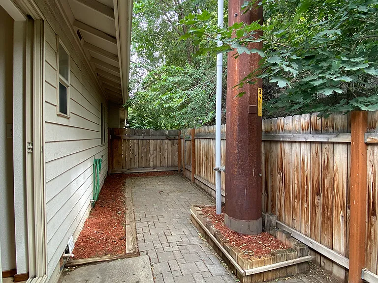 905 SE Stratford Ct — Photo 26