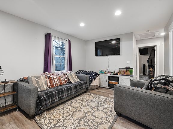4th image of 104 Southside St