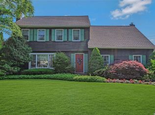 28 Riverview Ave, Oakdale, NY 11769