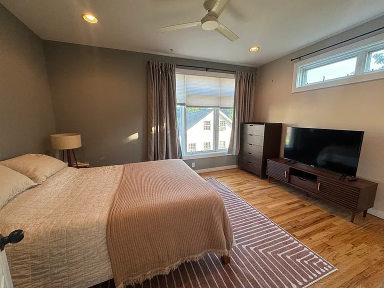 1518 Baldwin St — Photo 3