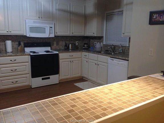 3rd image of 1014 Walton Dr