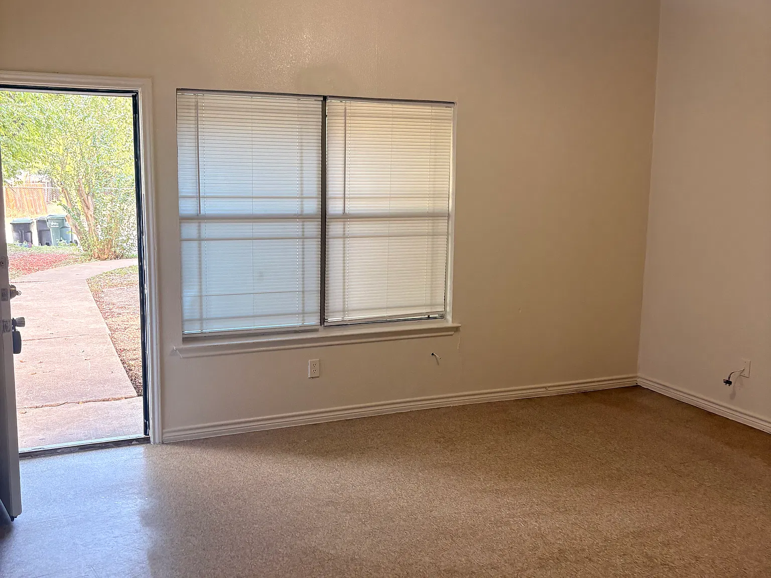 3 bed, 850 sqft, $995 — Photo 3