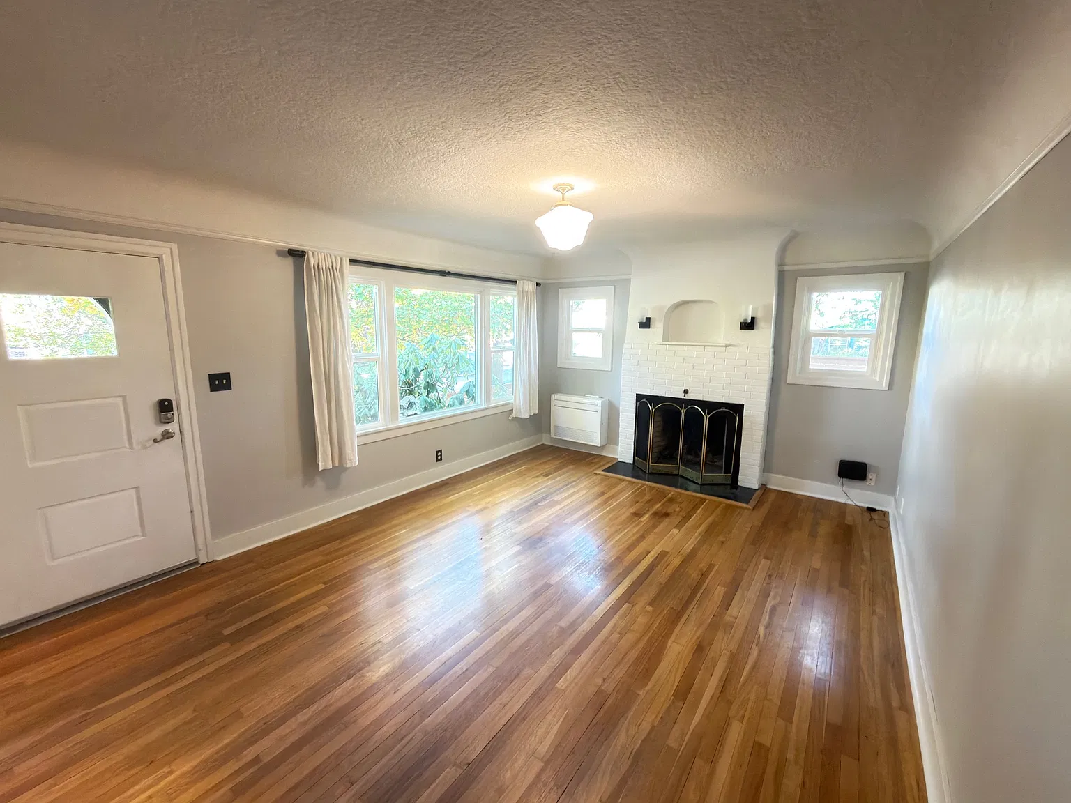 5 bed, 2256 sqft, $3,600 — Photo 2