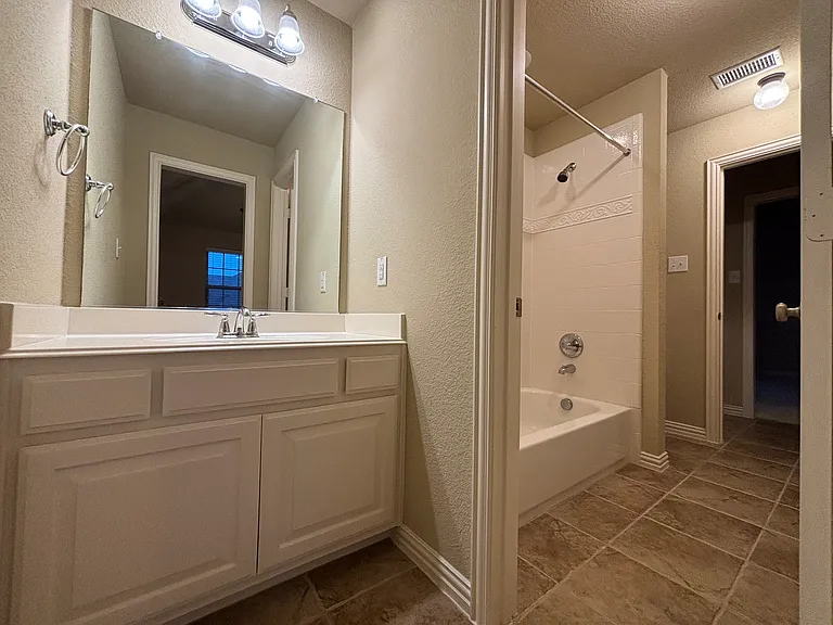 7812 Edgeglen Trl — Photo 24
