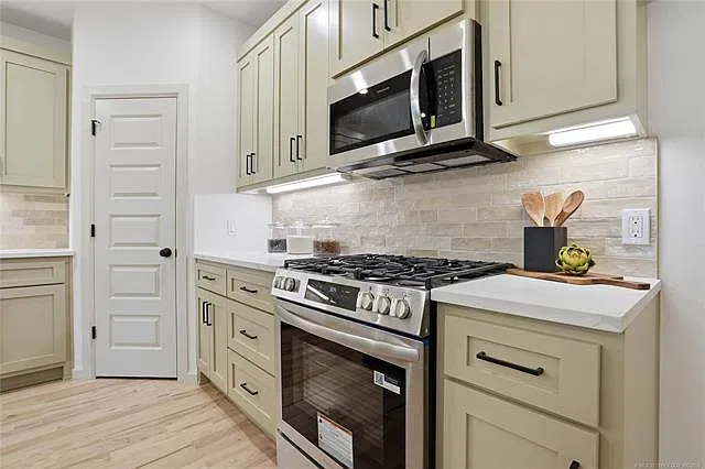 2 bed, 2.5 bath, 3200 sqft, $1,800 — Photo 4