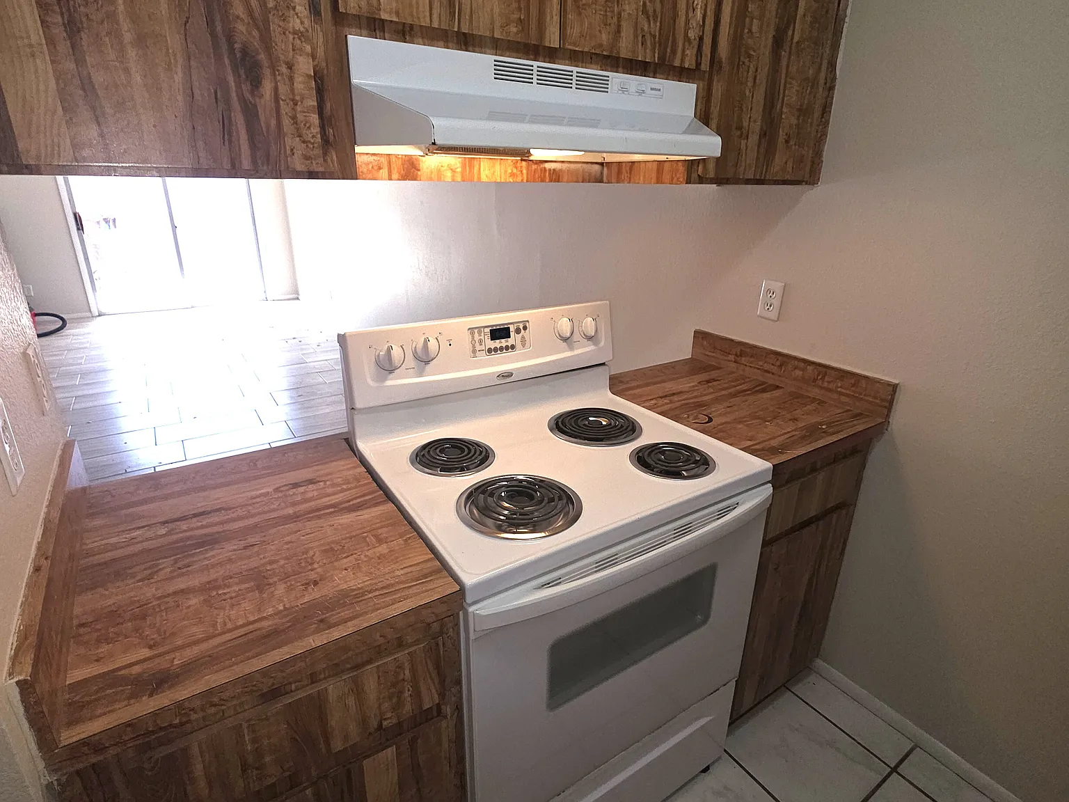 2 bed, 1000 sqft, $1,050 — Photo 2