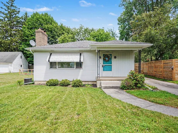 1234 Fay Ave NW, Grand Rapids, MI 49504