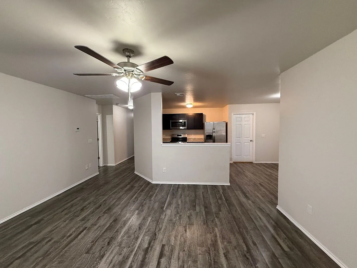 Beautiful Spacious 3 Bedroom Home in Mustang School District — Photo 3