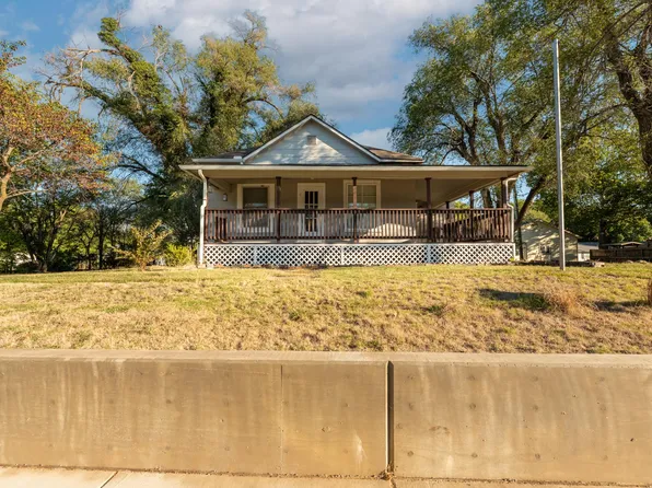 102 E Academy Ave, Maize, KS 67101
