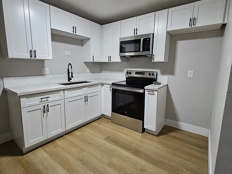 2512 Tulip Ln — Photo 8
