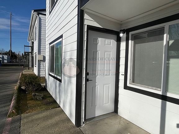 2nd image of 1723 1727 Park Ave NE #1723B