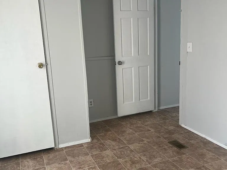 2410 Emery Hills Dr — Photo 4