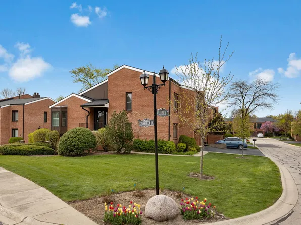 2S707 Williamsburg Ct, Oak Brook, IL 60523