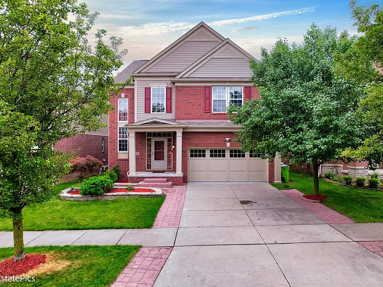 45149 Bartlett Dr — Photo 1