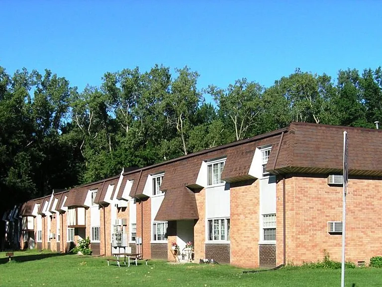 Meadow Creek Apartments — Photo 1