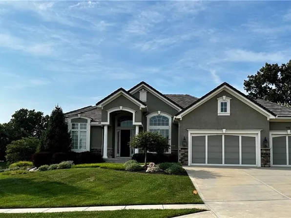 8320 Westlake Dr, Parkville, MO 64152