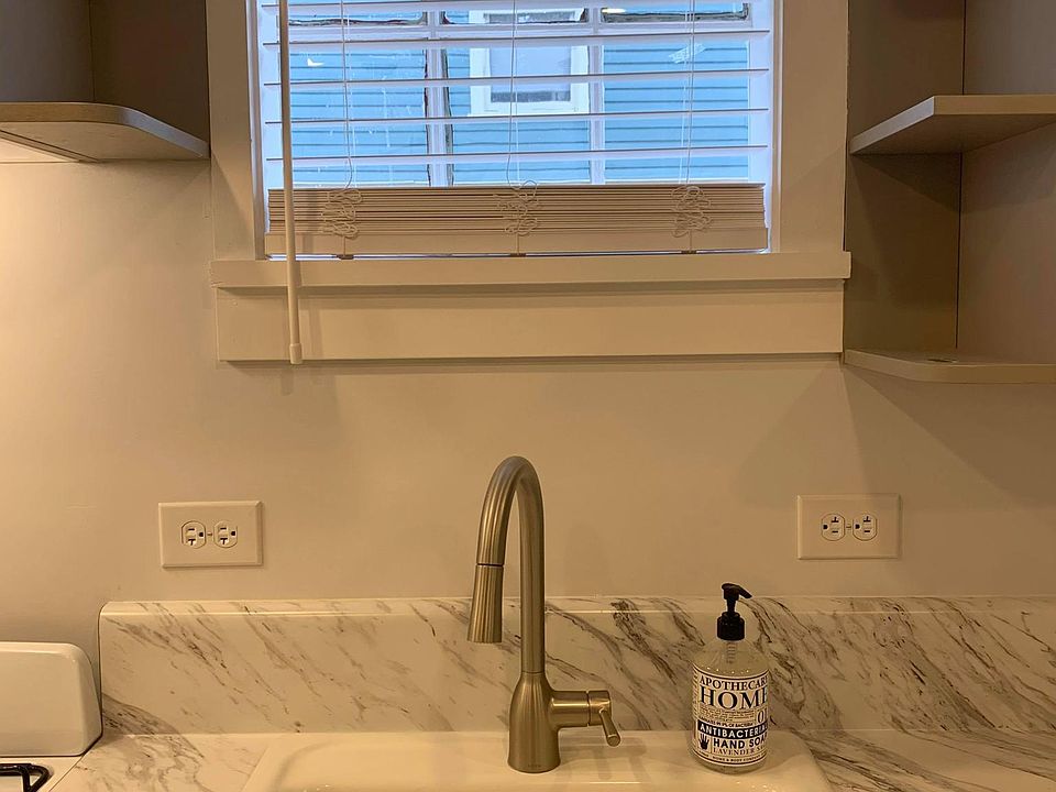 Farmhouse-style cast-iron sink